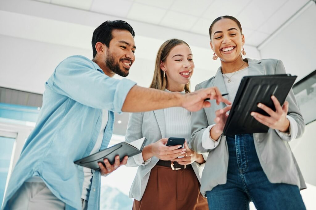 Les hommes d'affaires, le travail d'équipe et la collaboration sur tablette pour l'analyse des données, les résultats marketing et la communication.