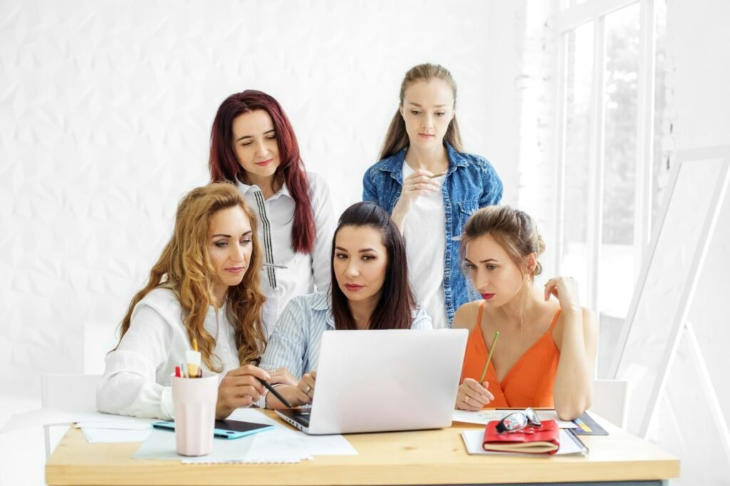 Un grupo de vendedores discute el encargo de un cliente. El concepto de brainstorming