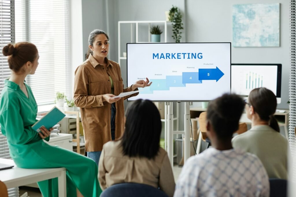 Mujer presentando una estrategia de marketing a sus colegas