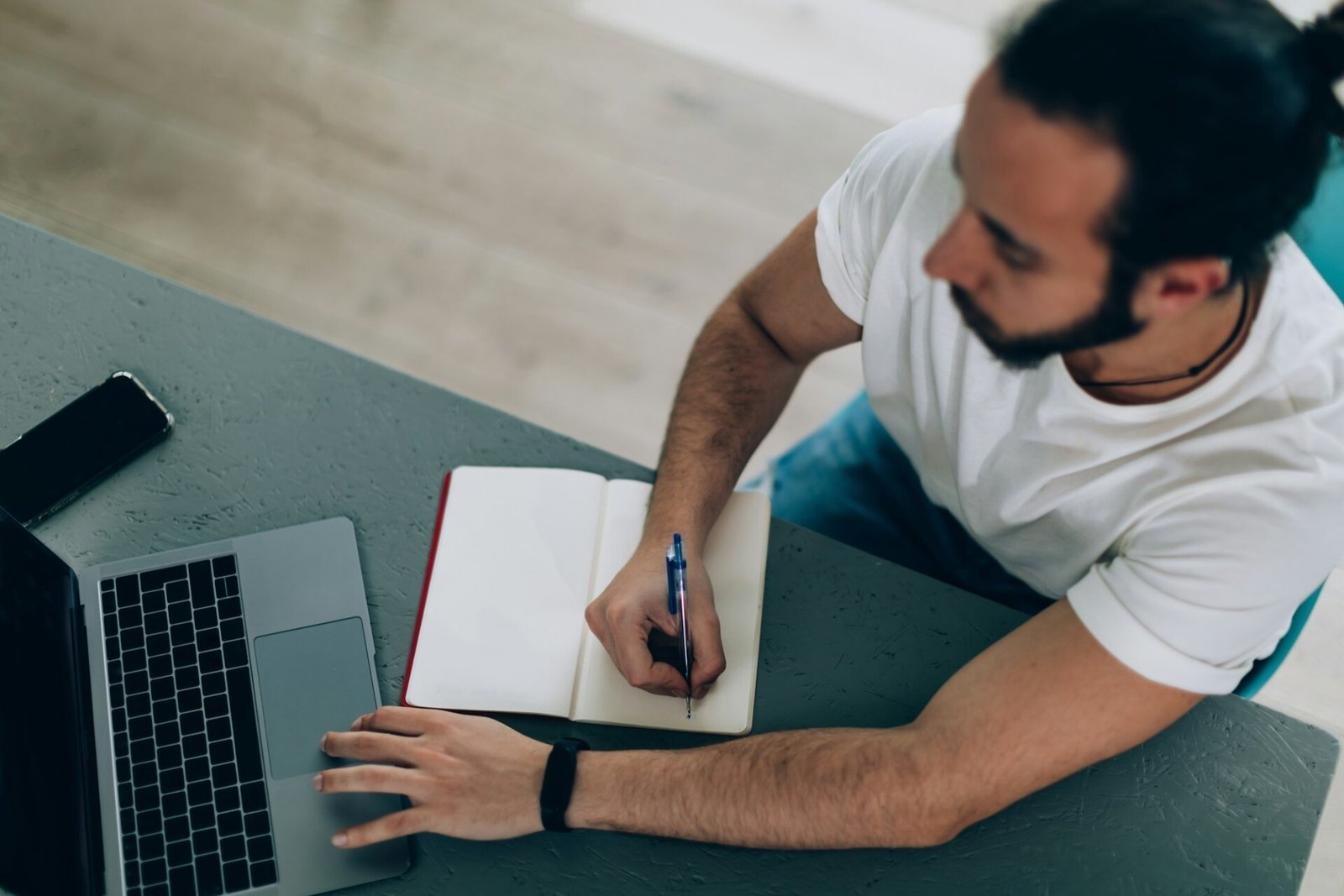 écrivain travaillant avec un appareil et des notes