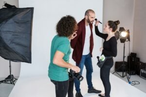 Männliches Modell bei der Vorbereitung auf ein Fotoshooting