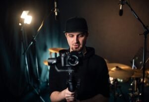 Videógrafo filmando en un estudio de grabación.